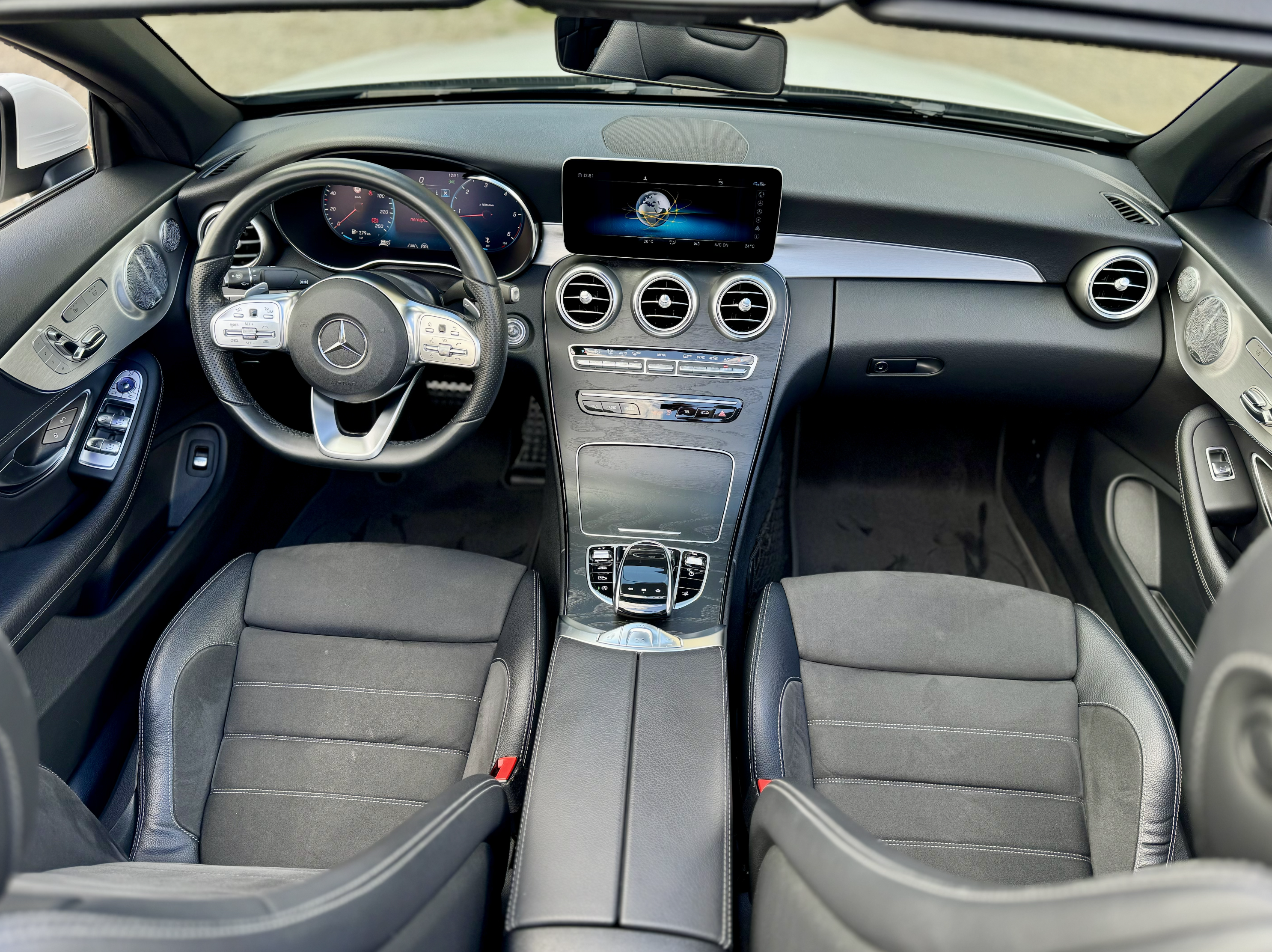 MERCEDES C CABRIO 300d AMG | české ojeté auto skladem | stylový naftový kabriolet 245 koní | automat | pohon zadních kol | bílá s černou látkovou stahovací střechou | černý interiér alcantara / kůže | super výbava | skvělá cena | nákup online AUTOiBUY.com